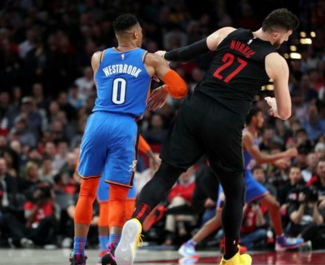 国足却在积 国足却在积